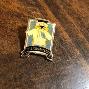 Oakland Athletics 1991 pin Unlocal 76 1991 Collection # 2 of 5 it does show wear